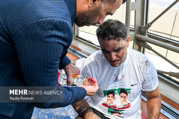 ثبت رکورد پله نوردی به یاد شهدای میناب