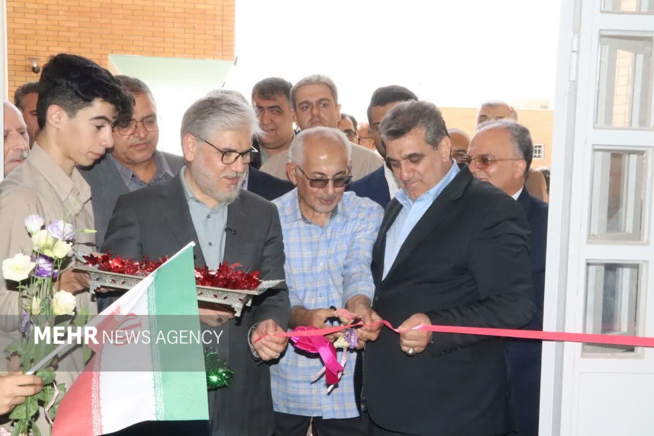 افتتاح مدرسه ۹ کلاسه سمنان در نخستین ایستگاه سفر وزیر علوم