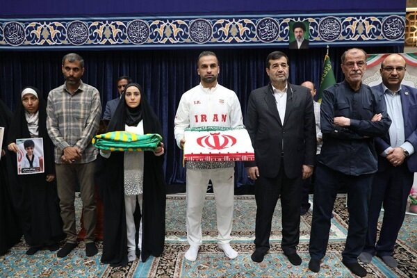 بدرقه پرچمداران کاروان «فرشته‌های میناب» در رواق الذکر حرم رضوی