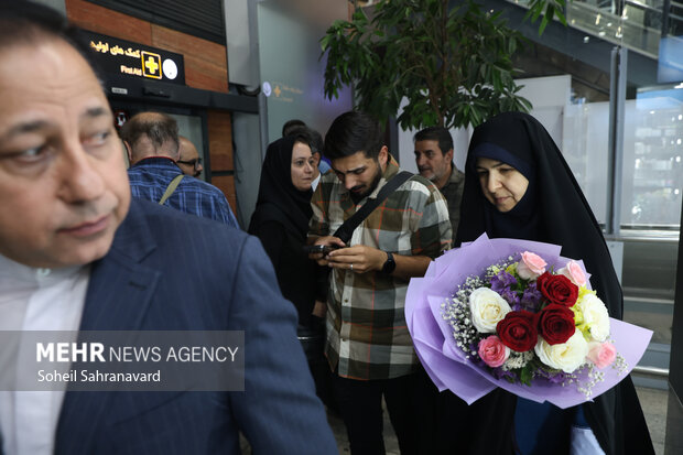 بازگشت رایزن فرهنگی ایران به کشور پس از اخراج از فرانسه
