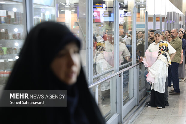 بازگشت رایزن فرهنگی ایران به کشور پس از اخراج از فرانسه