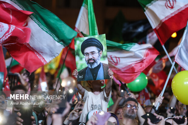 جشن عید بیعت در میدان انقلاب