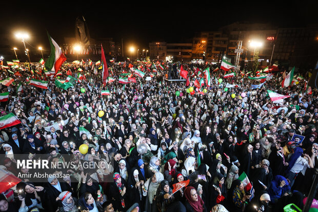 جشن عید بیعت در میدان انقلاب