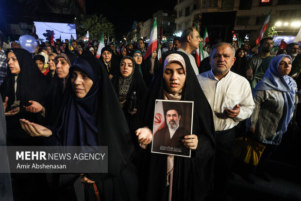 جشن عید بیعت در میدان انقلاب