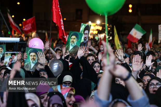جشن عید بیعت در میدان انقلاب
