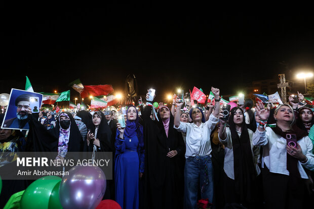 جشن عید بیعت در میدان انقلاب