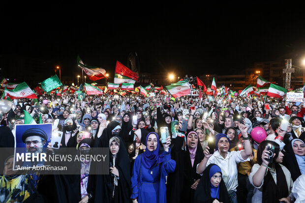 جشن عید بیعت در میدان انقلاب