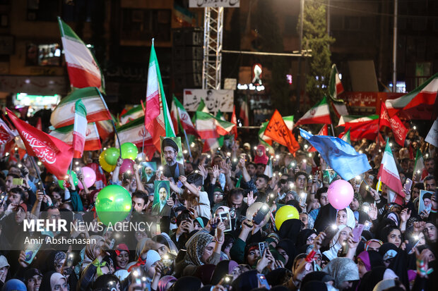 جشن عید بیعت در میدان انقلاب