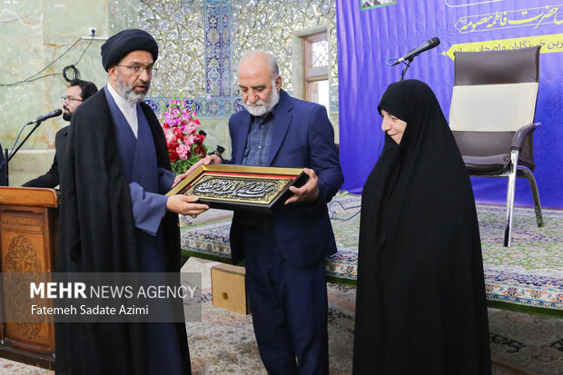 غبارروبی حرم مطهر حضرت معصومه(س) با حضور خبرنگاران قمی