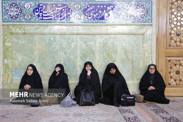 غبارروبی حرم مطهر حضرت معصومه(س) با حضور خبرنگاران قمی