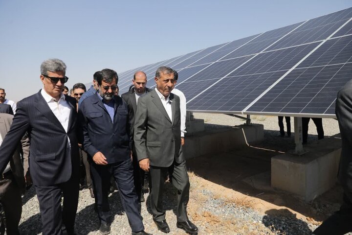 افتتاح ۵ نیروگاه‌ خورشیدی با حضور معاون اجرایی رئیس‌جمهور در قم