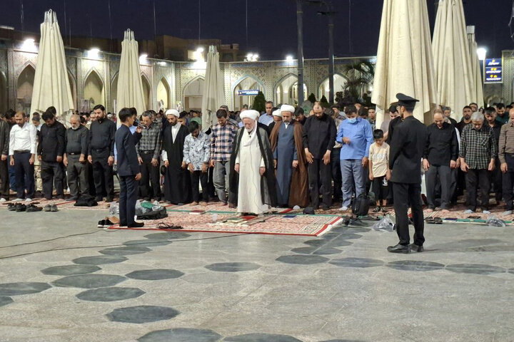 اقامه نماز در حرم رضوی با حضور عزاداران مراسم اربعین تدفین رهبر شهید