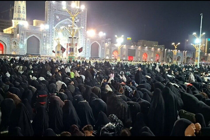 حضور گسترده زائران در مراسم چهلم تدفین رهبر شهید در حرم امام رضا(ع)
