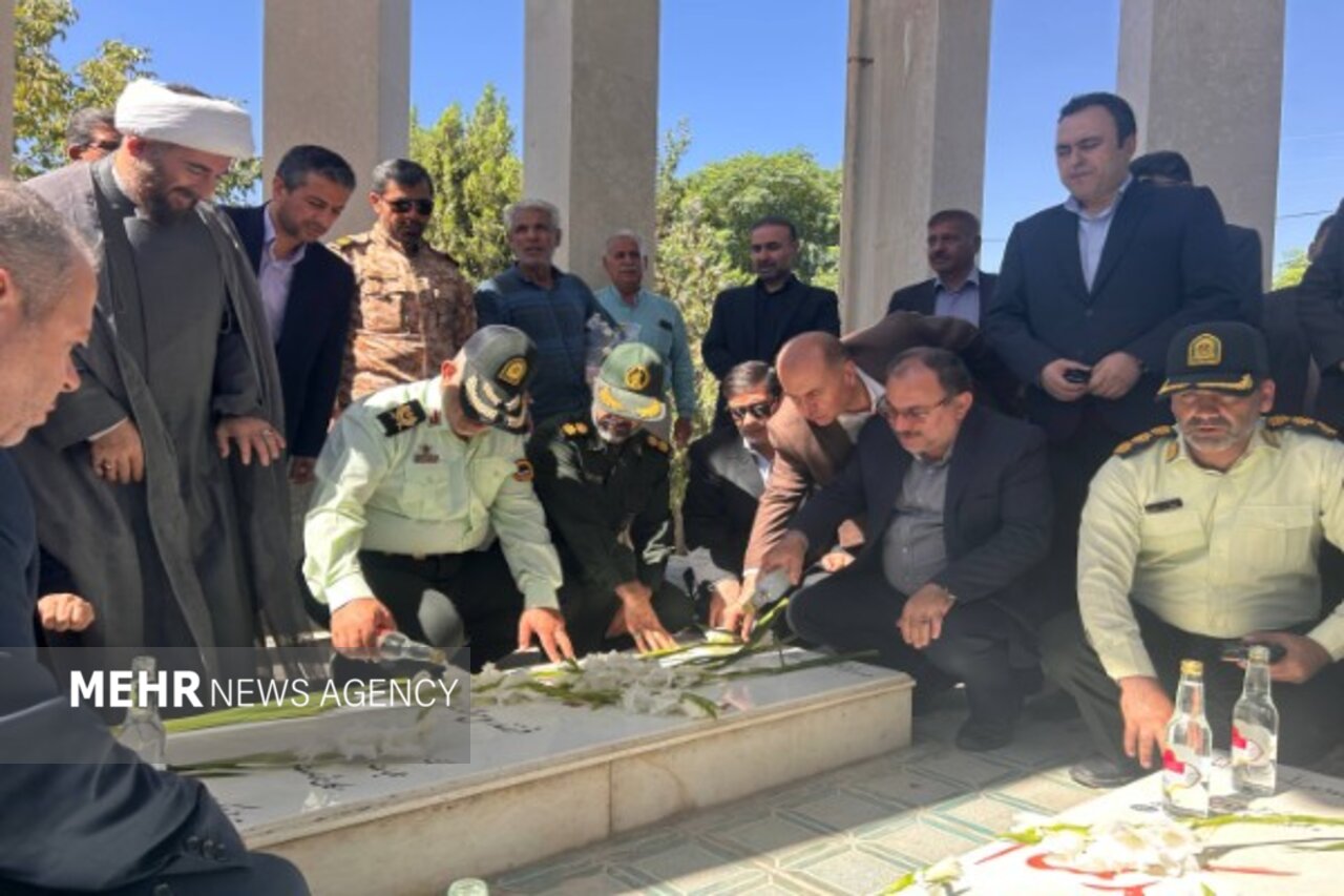 بررسی جامع: مسئولان خراسان شمالی در گلزار شهدای مانه تجدید میثاق کردند | مهر - کد 03f4