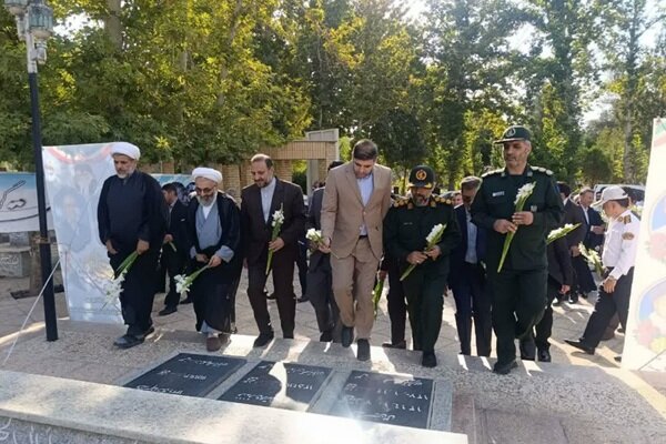 تحلیل خبر: تجدید میثاق مسئولان نهاوندی با آرمان‌های شهدا در آغاز هفته دولت | مهر - کد 73bc