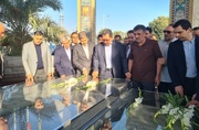 ادای احترام وزیر صنعت، معدن و تجارت به شهدای اصفهان