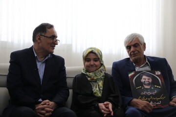 معاون رئیس جمهور با خانواده شهید «مهدی رحیمی» دیدار کرد
