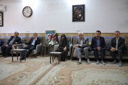استاندار خراسان شمالی با خانواده شهید علی رحمانی دیدار کرد