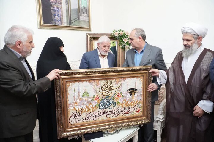 سرمست هفته دولت را با دیدار خانواده شهید مالک رحمتی آغاز کرد
