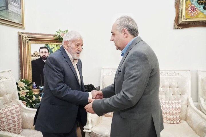 سرمست هفته دولت را با دیدار خانواده شهید مالک رحمتی آغاز کرد