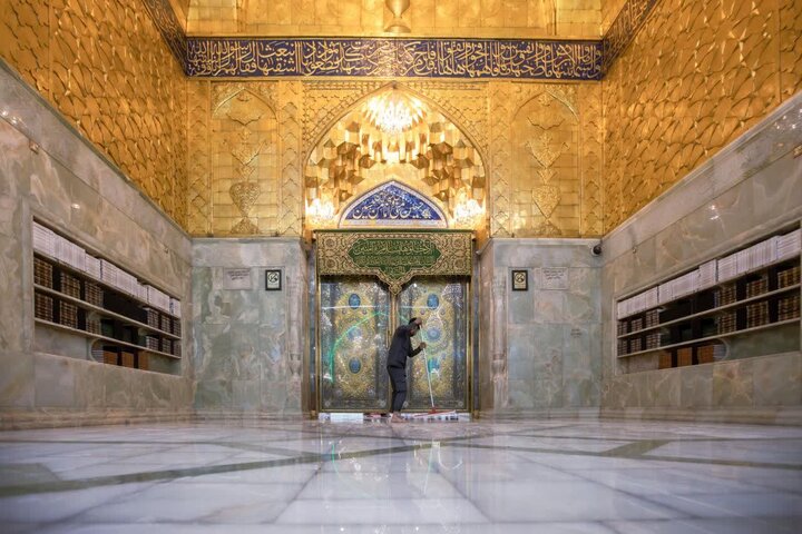 غبار روبی حرم امام حسین (ع) در آستانه ولادت پیامبر (ص) غبار روبی حرم امام حسین (ع) در آستانه ولادت پیامبر (ص)