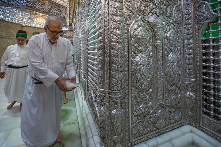 غبار روبی حرم امام حسین (ع) در آستانه ولادت پیامبر (ص) غبار روبی حرم امام حسین (ع) در آستانه ولادت پیامبر (ص)