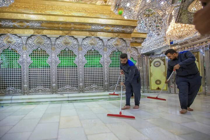 غبار روبی حرم امام حسین (ع) در آستانه ولادت پیامبر (ص) غبار روبی حرم امام حسین (ع) در آستانه ولادت پیامبر (ص)