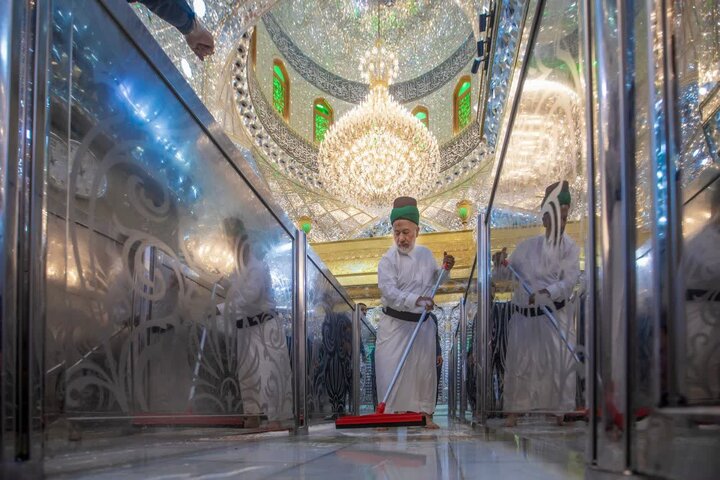 غبار روبی حرم امام حسین (ع) در آستانه ولادت پیامبر (ص) غبار روبی حرم امام حسین (ع) در آستانه ولادت پیامبر (ص)