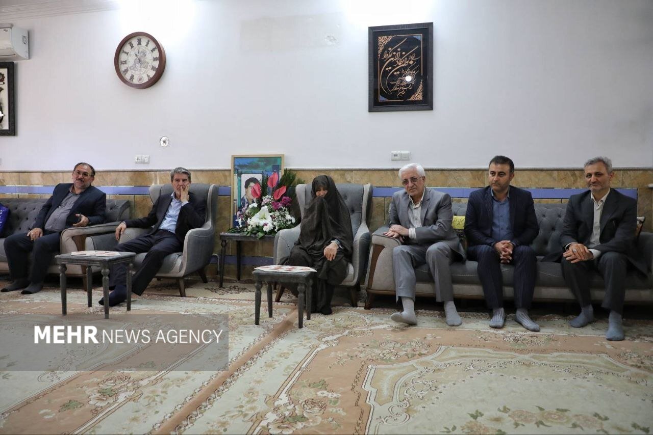 استاندار خراسان شمالی با خانواده شهید علی رحمانی دیدار کرد
