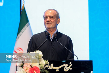 الرئيس الايراني يؤكد على ضروة اليقظة لمواجهة مؤامرات العدو