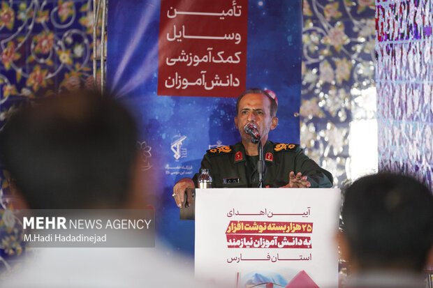اهدا لوازم التحریر به دانش آموزان نیازمند فارسی