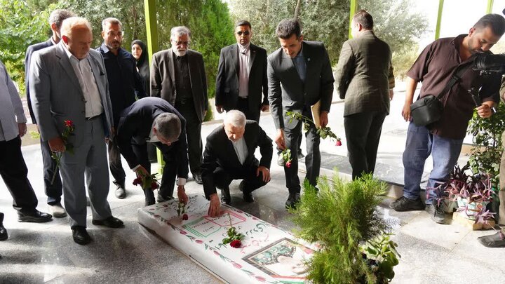 ادای احترام وزیر میراث‌فرهنگی به مقام شامخ شهدای خرم‌آباد