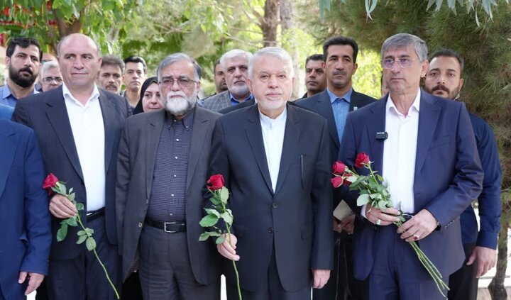 ادای احترام وزیر میراثفرهنگی به مقام شامخ شهدای خرمآباد