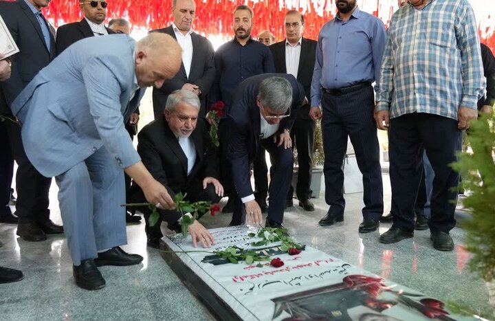 ادای احترام وزیر میراث‌فرهنگی به مقام شامخ شهدای خرم‌آباد