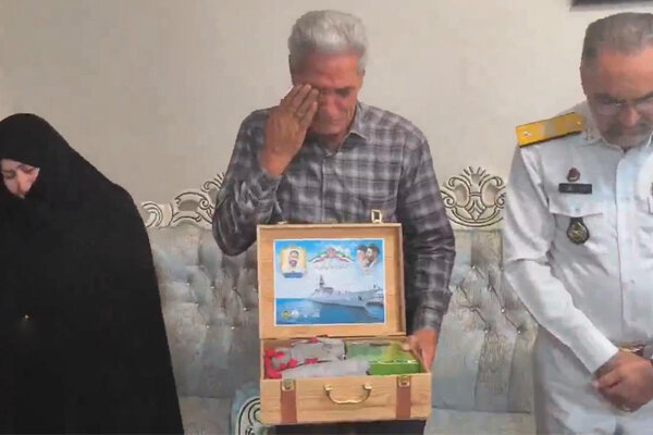 حضور جانشین نیروی دریایی در منزل شهید ناو دنا در عجب شیر