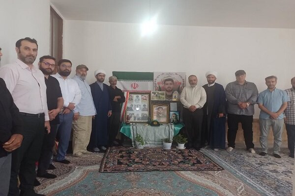 اهدای لوح سپاس رئیس سازمان تبلیغات اسلامی به خانواده شهیدان «بازگیر»