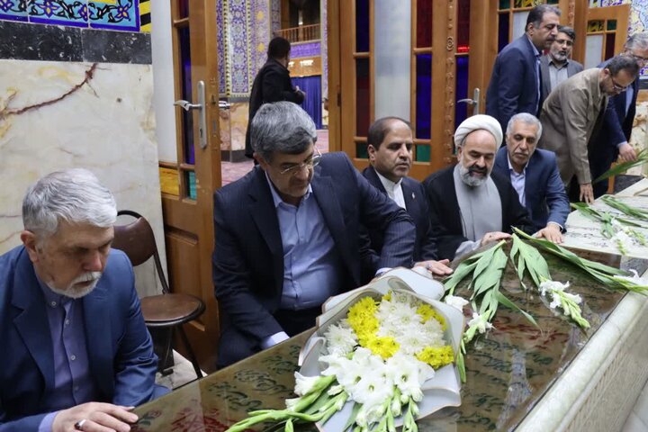 ادای احترام وزیر فرهنگ و ارشاد اسلامی به مقام شامخ آیت‌الله شهید صدوقی