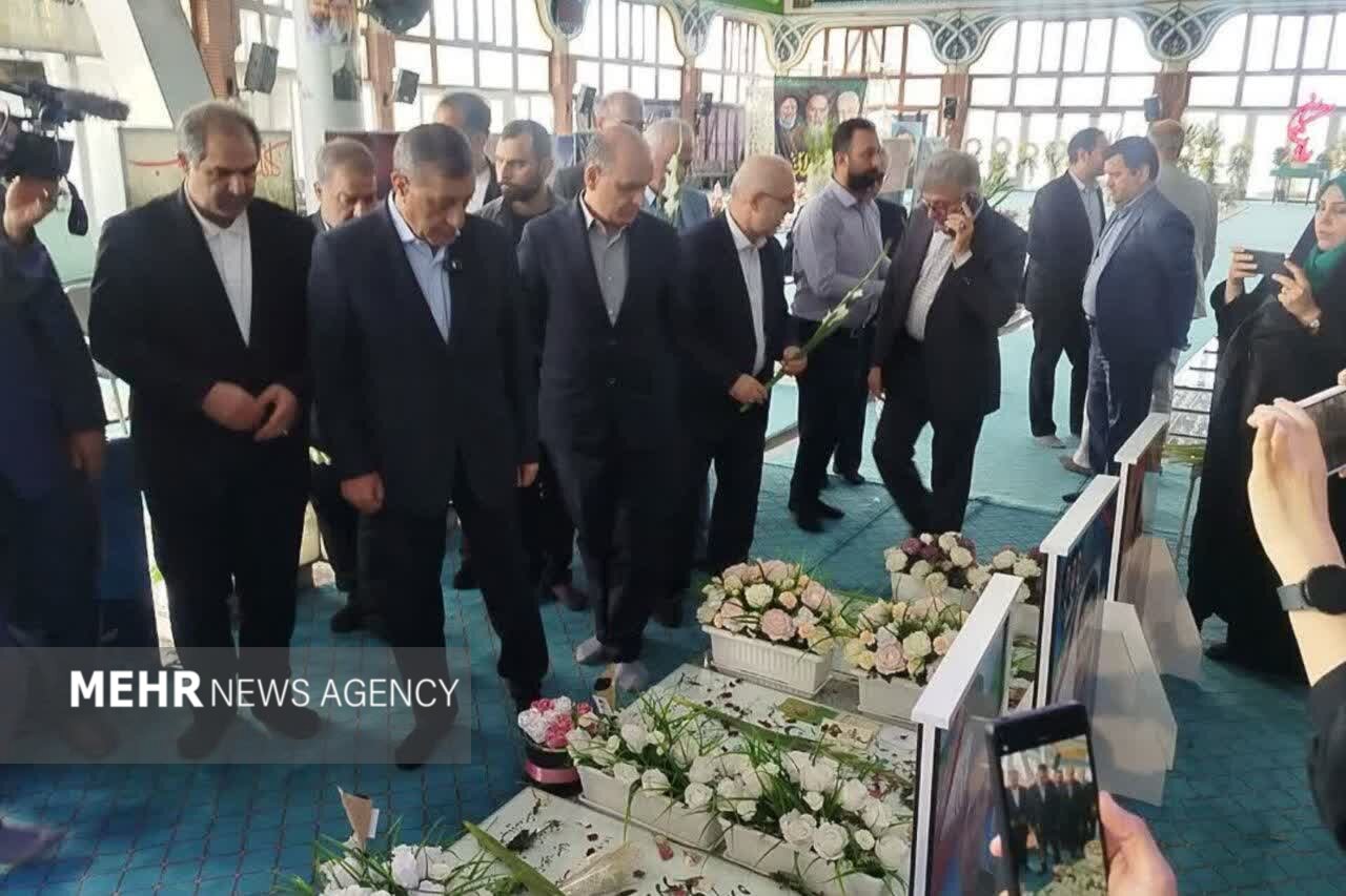 معاون اجرایی رئیسجمهور به مقام شامخ شهدا در گیلان ادای احترام کرد معاون اجرایی رئیسجمهور به مقام شامخ شهدا در گیلان ادای احترام کرد