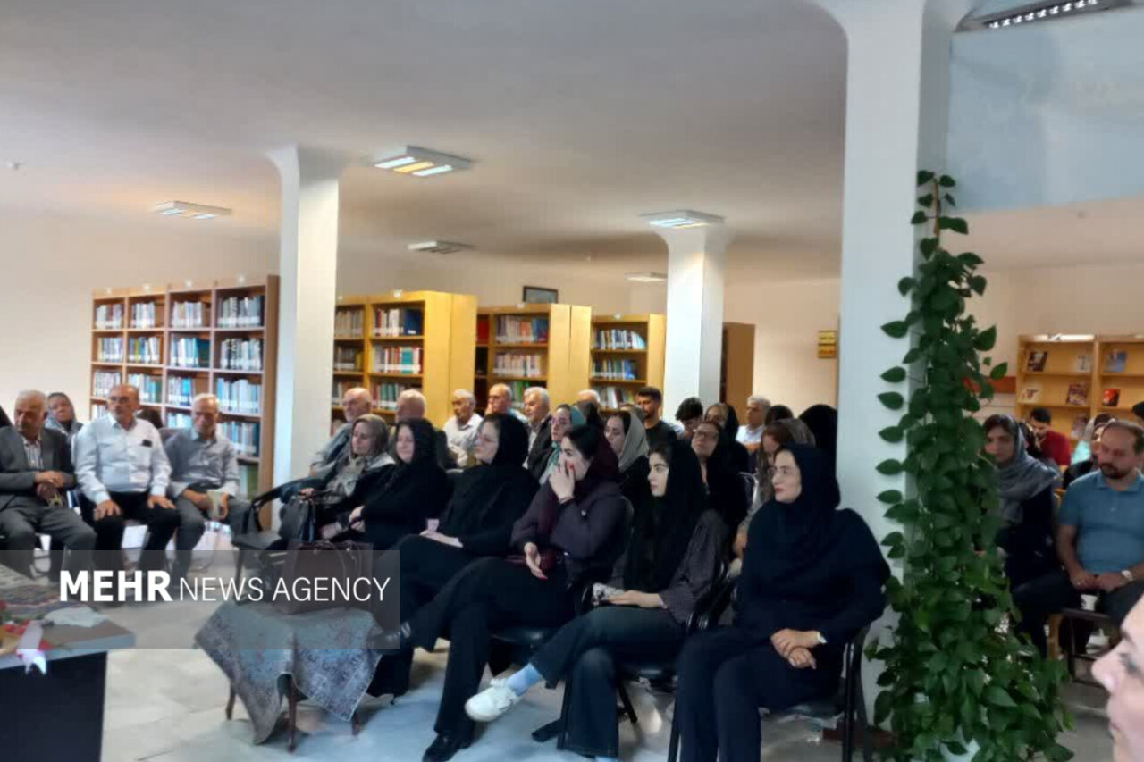 آیین رونمایی نقد و بررسی کتاب قدرت قدم‌های کوچک در کتابخانه امامی نمین
