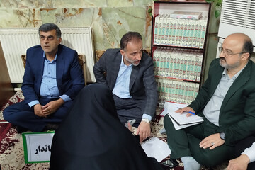 برگزاری میز خدمت در راستای پیگیری مستقیم مطالبات مردم است
