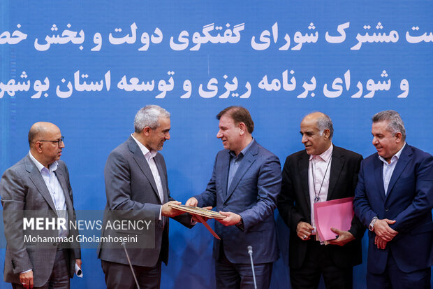 سفر وزیر امور اقتصادی و دارایی به استان بوشهر