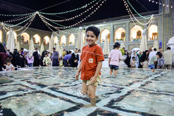 صلوات زائران کوچک بر پیامبر مهربانی‌ها همزمان با شب میلاد در حرم رضوی