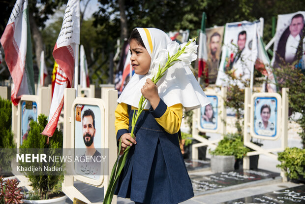 یادواره ۱۰۰۰ شهید کارمند استان اصفهان