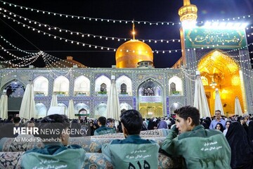 حضور زائران از اقصی نقاط کشور به حرم رضوی همزمان با میلاد پیامبر(ص)