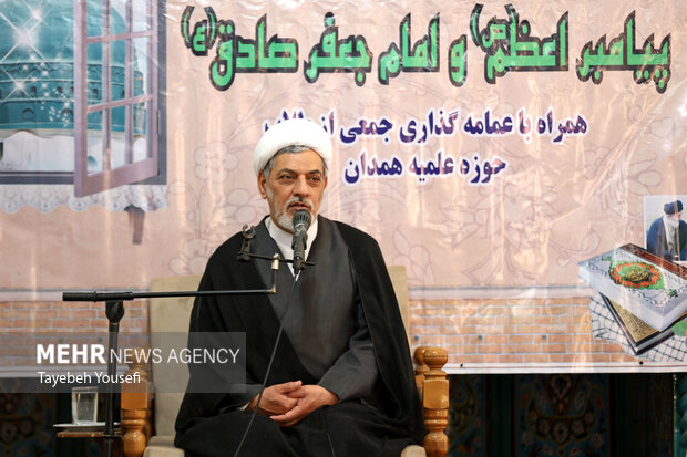 آیین عمامه گذاری جمعی از طلاب همدان