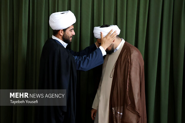 آیین عمامه گذاری جمعی از طلاب همدان
