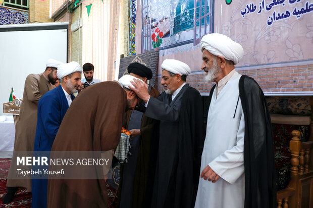 آیین عمامه گذاری جمعی از طلاب همدان