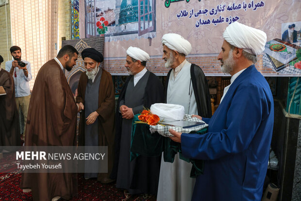 آیین عمامه گذاری جمعی از طلاب همدان