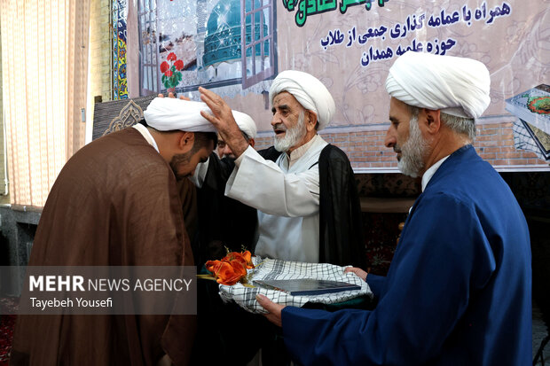 آیین عمامه گذاری جمعی از طلاب همدان