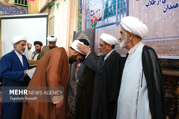 آیین عمامه گذاری جمعی از طلاب همدان